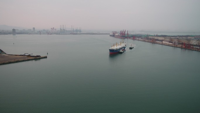 航拍万吨邮轮进入港口停靠码头3
