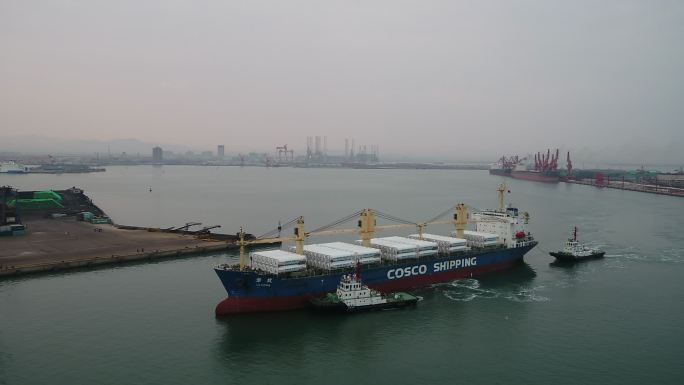 航拍万吨邮轮进入港口停靠码头5