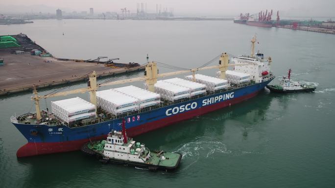 航拍万吨邮轮进入港口停靠码头6