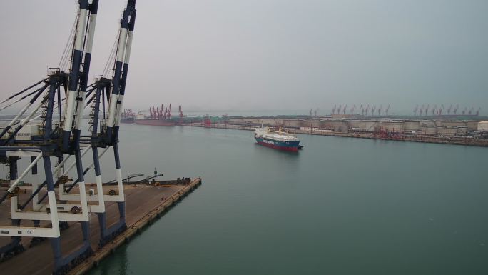 航拍万吨邮轮进入港口停靠码头2