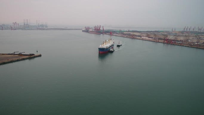 航拍万吨邮轮进入港口停靠码头4