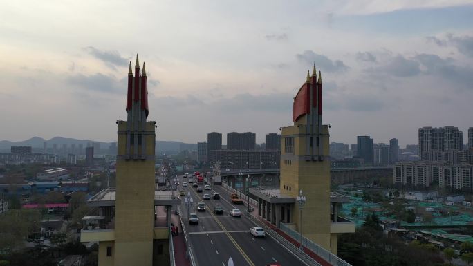 4K南京长江大桥桥头堡和车流航拍