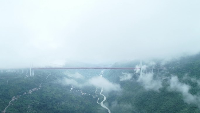 坝陵河大桥云雾缭绕的贵州大桥