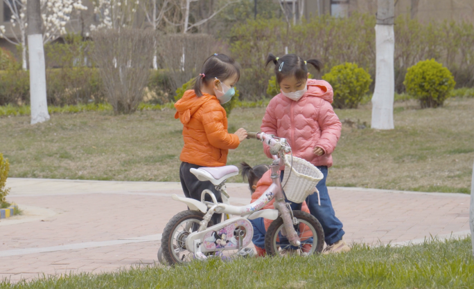 4K儿童孩子玩耍单车小区美好生活