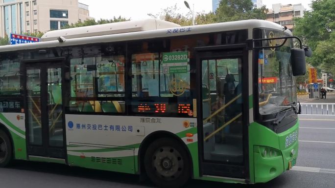 疫情下的江北道路，公交车都是空车