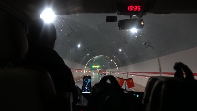 【原创拍摄】夜晚客车驶入隧道C0015