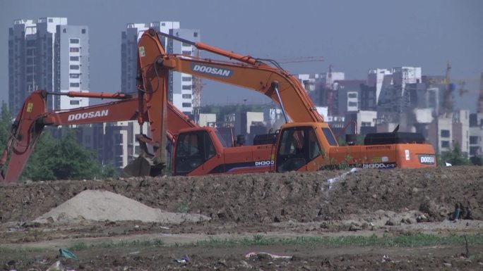 挖掘机破土动工建筑工地挖土机