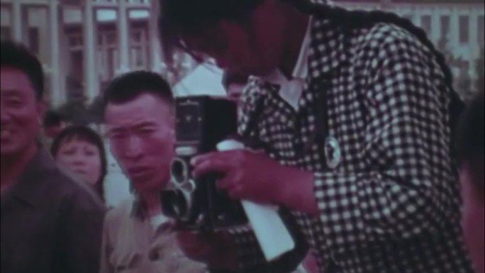 60年代天安门广场游客拍照留念