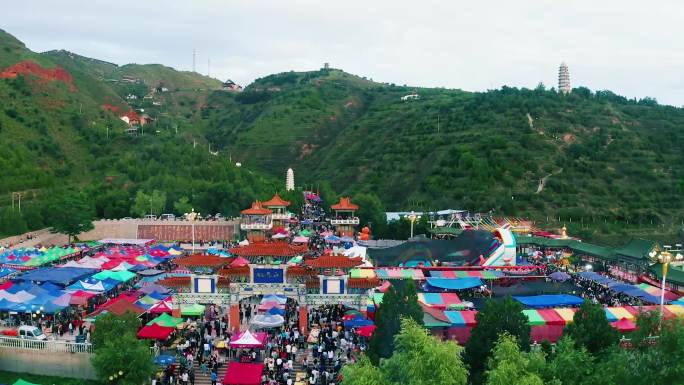 航拍会宁桃花山庙会，人流，会宁旅游