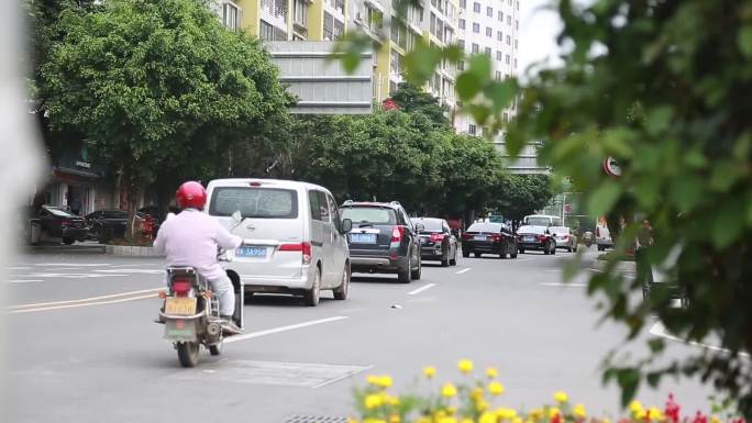 湛江吴川市城市风景红绿灯路口行人车流摩托