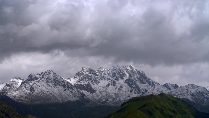 雪山4k云雾缭绕延时航拍