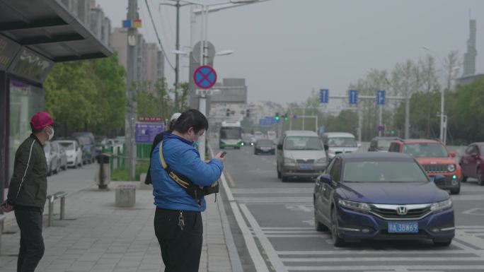 武汉疫情下的城市公交戴口罩人群4K素材