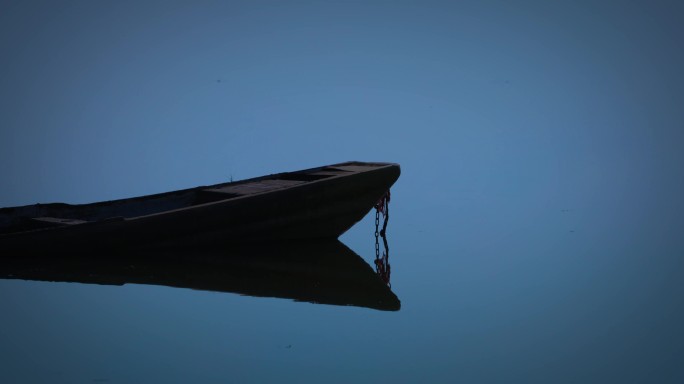4K湖水中的小船