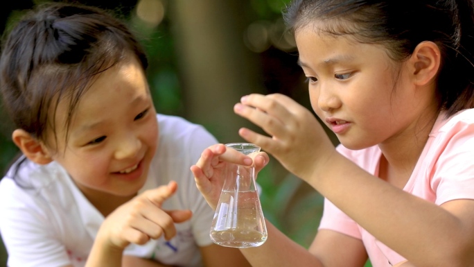 孩子小溪玩耍取水做实验净水