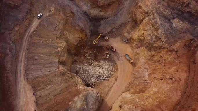 矿山挖矿铝矾土巨大矿坑高清实拍