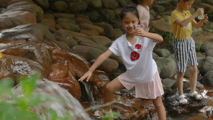 孩子们乡间溪水溪流取水