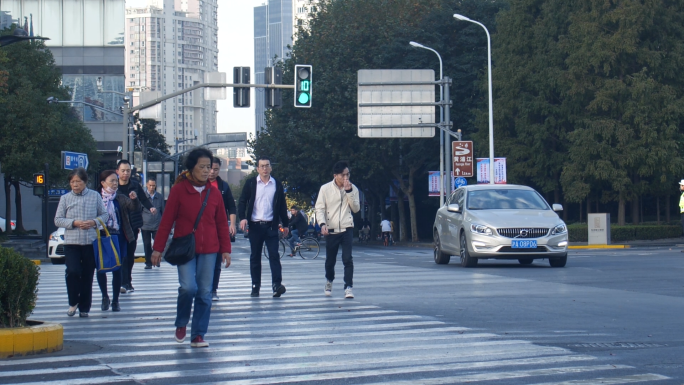 上海街头清晨红绿灯上班人群