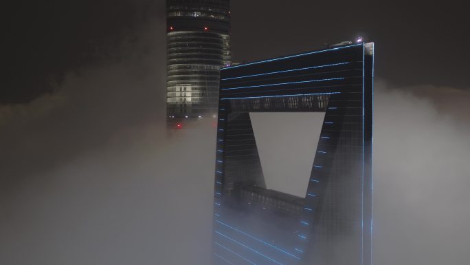 4Klog-穿越云雾的陆家嘴摩天大楼