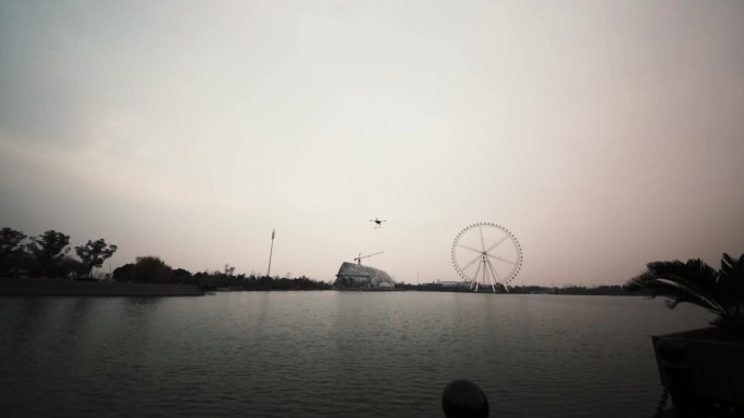 傍晚公园湖面无人机飞过水面