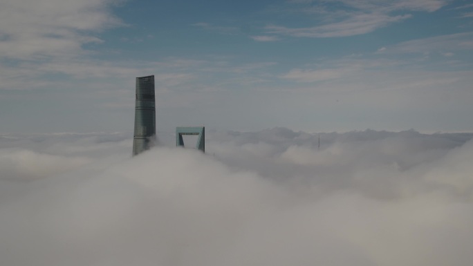 4K原素材-穿越云雾的陆家嘴摩天大楼