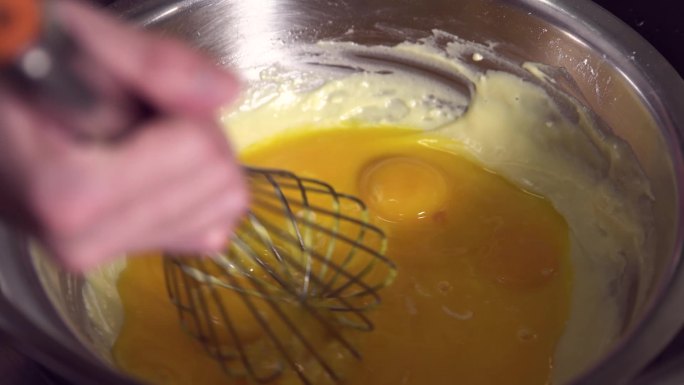蛋糕制作美食鸡蛋打蛋搅拌蛋糕材料蛋黄