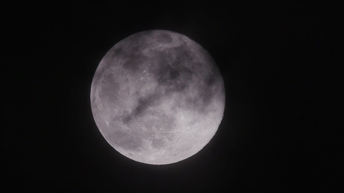 实拍超级月亮乌云遮月