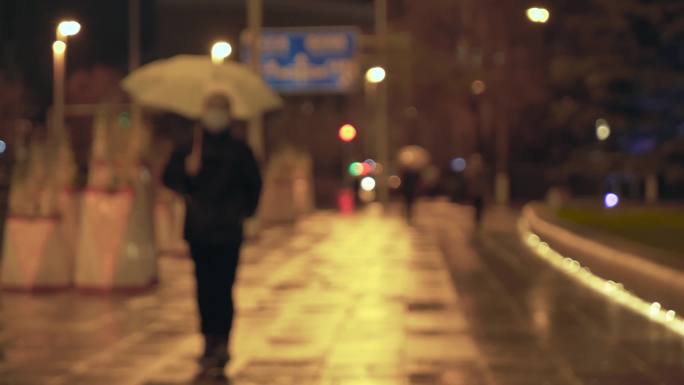 4k城市雨夜行人打伞