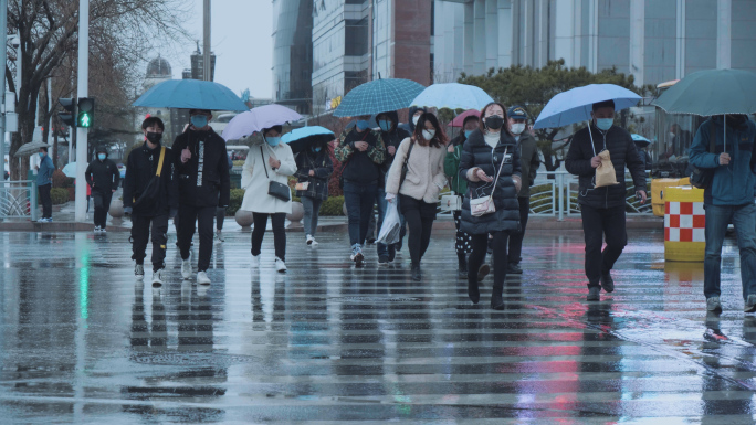 【4k画质】雨天城市人行道人群脚步匆忙