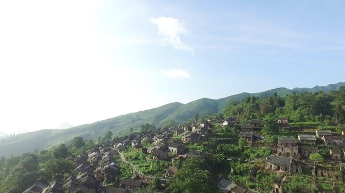 山坡上的村落房子蓝天村庄航拍