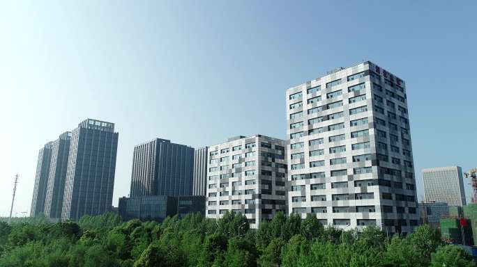 疫情后的武武汉三环旁建筑高楼水旁商业大楼