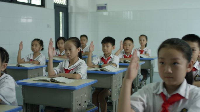 疫情后学校小学生上课举手回答问题希望小学