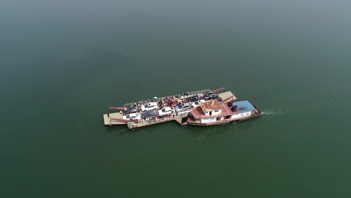 航拍汉江河流汽渡拖船