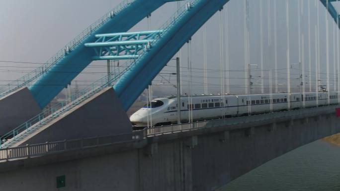 航拍高铁从远到近行驶高铁过拱桥素材