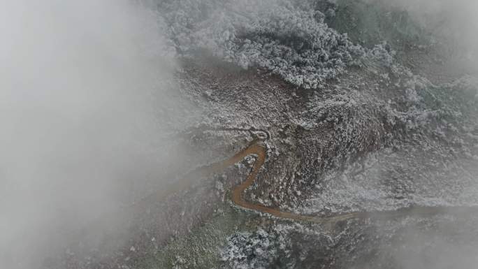 航拍 雪山小路 雪山 云层俯冲