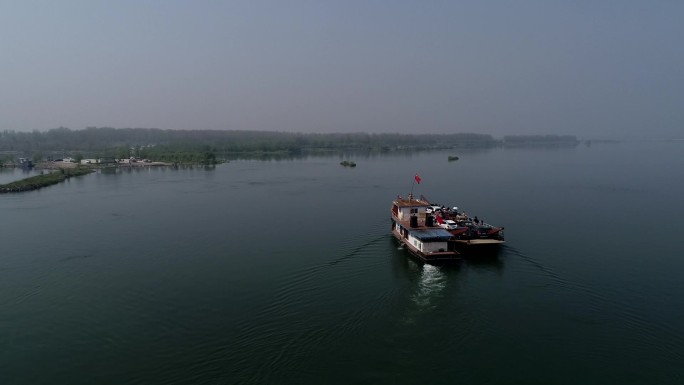航拍汉江国家湿地公园长寿岛汽渡码头拖船