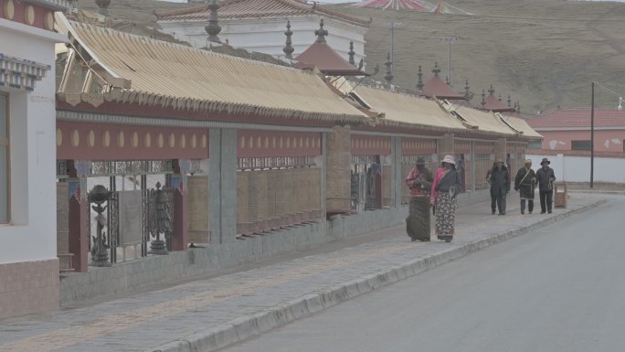 西藏街上转经民众