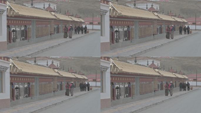 西藏街上转经民众