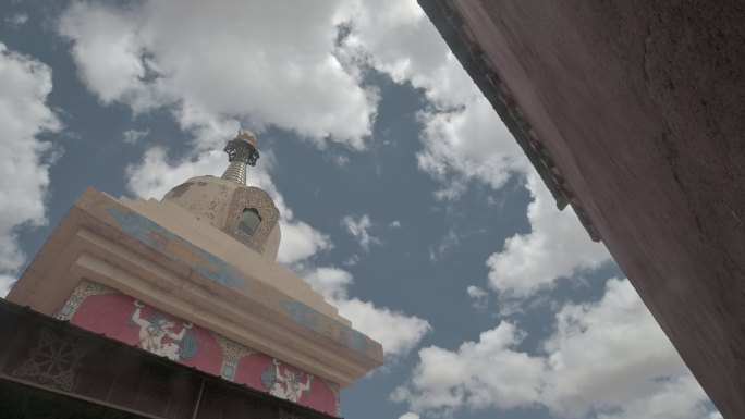 天空云层下的寺庙