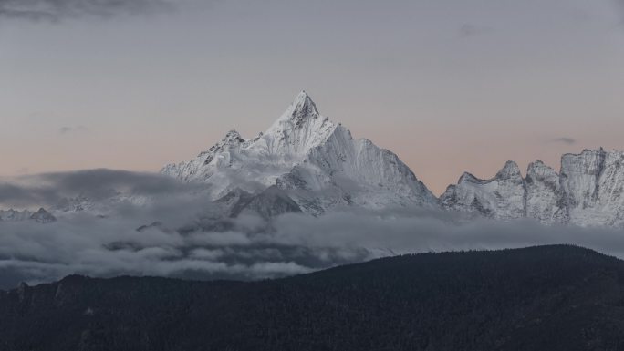 梅里雪山缅茨姆峰日照金山