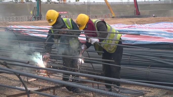 农民工建筑工地施工电焊绑钢筋挖掘机现场