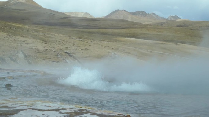 西藏高原温泉热水喷发