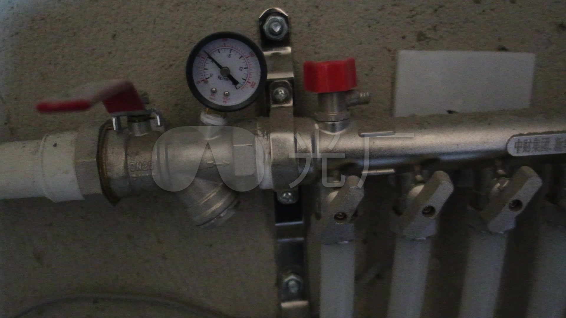 地暖分水器怎么安装？