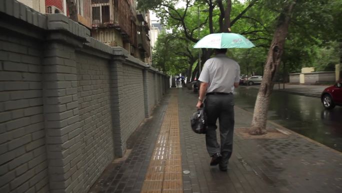 雨天打伞走路的男人
