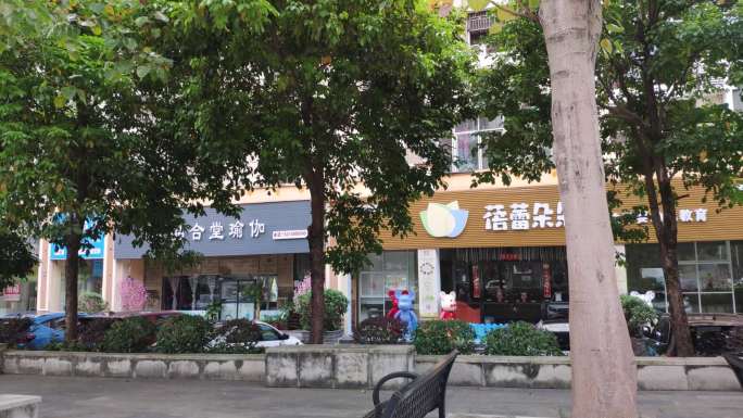 原创疫情下冷清的商店和儿童游乐场