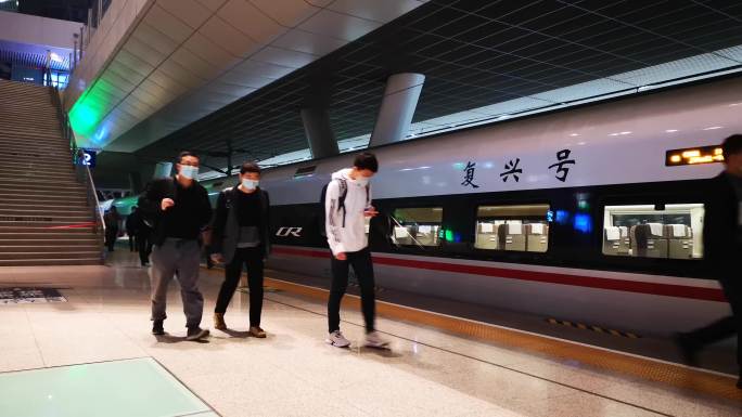 疫情期间复兴号到达武汉站，旅客戴口罩