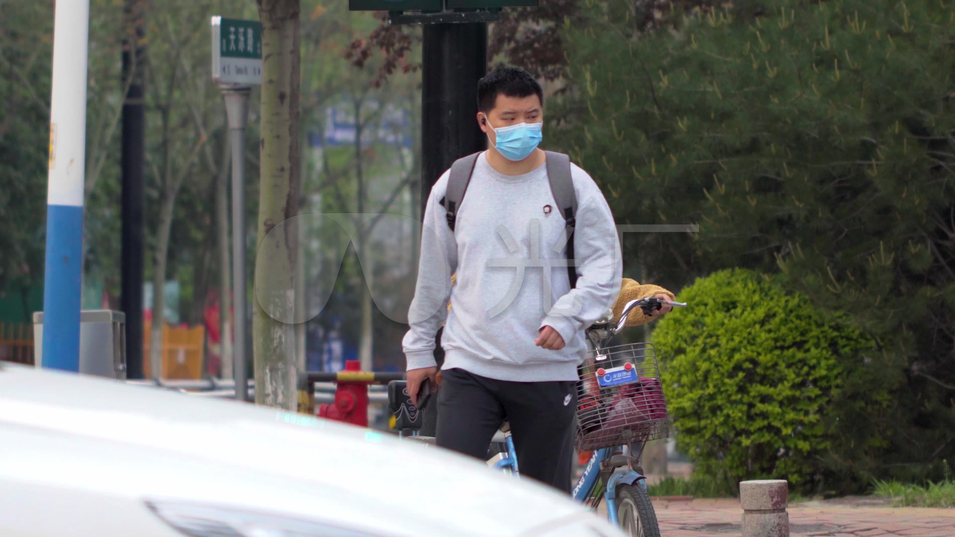 @TFBOYS-王俊凯 昨天艺考排队时也戴了黑口罩，仔细一看小凯同学戴黑口罩的照片还真不少_娱乐_环球网