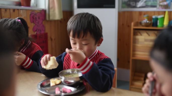 幼儿园小朋友吃饭