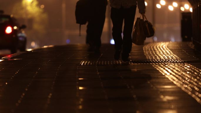 雨夜马路，一个人，独自，回家背影