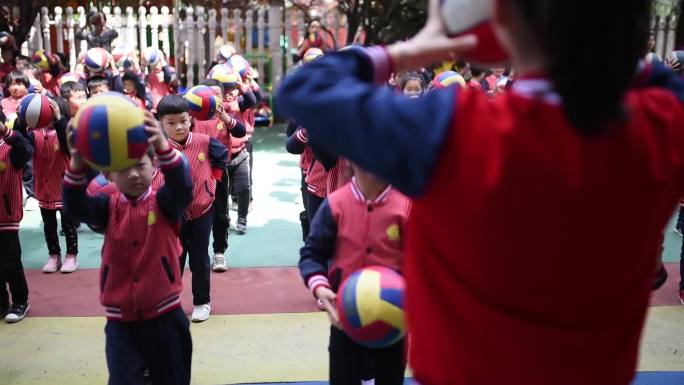 幼儿园小朋友课外活动玩皮球