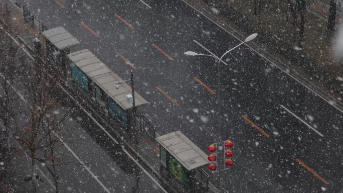 北京大雪，春雪，城市雪天街道，